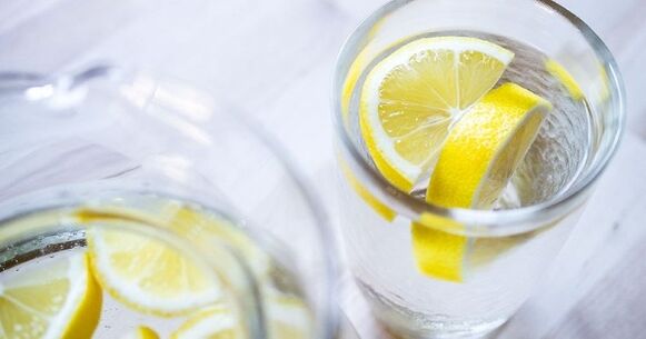L'ajout de jus de citron à l'eau facilite le suivi d'un régime hydrique. 