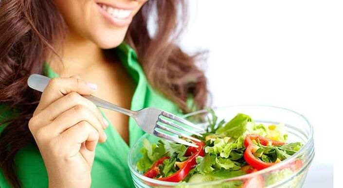 Fille mangeant une salade de légumes sur un régime protéiné