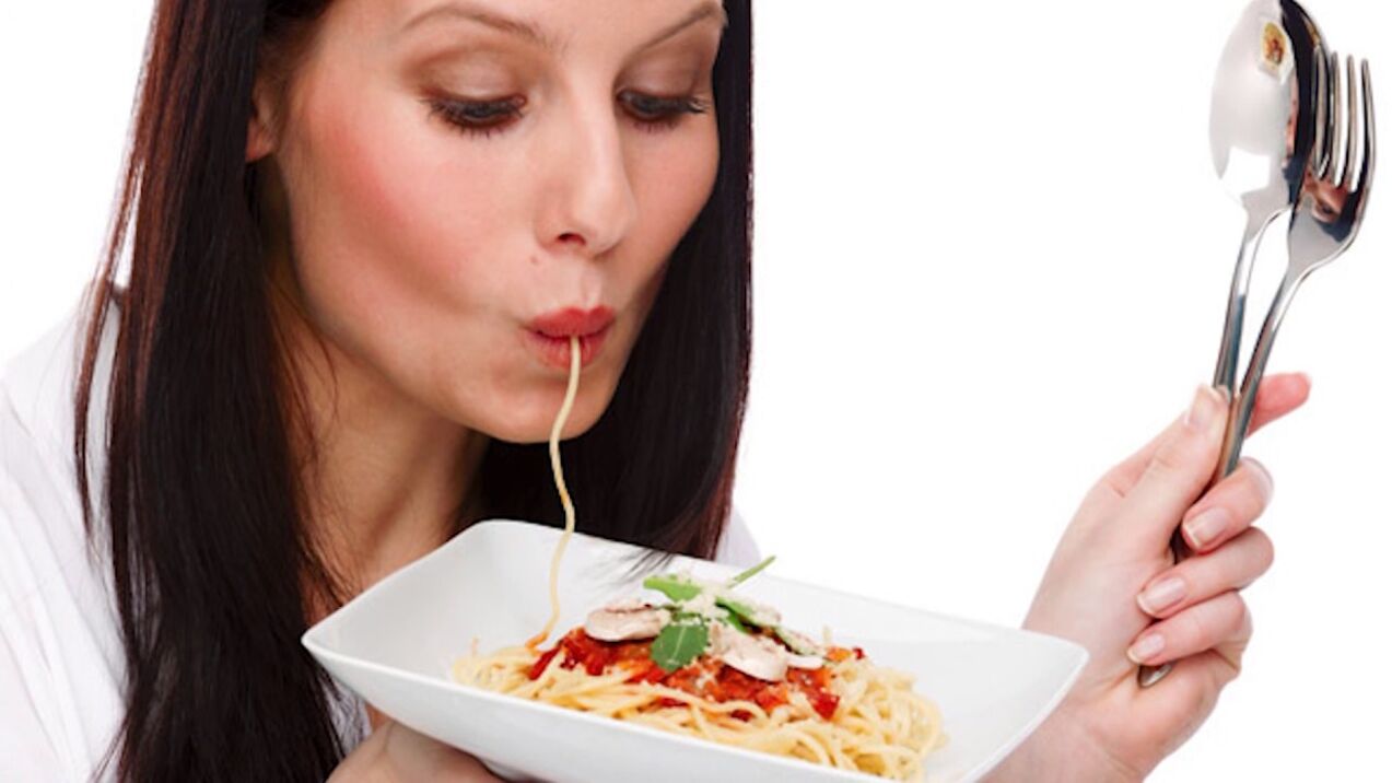 Une femme mange des spaghettis pour maigrir du ventre
