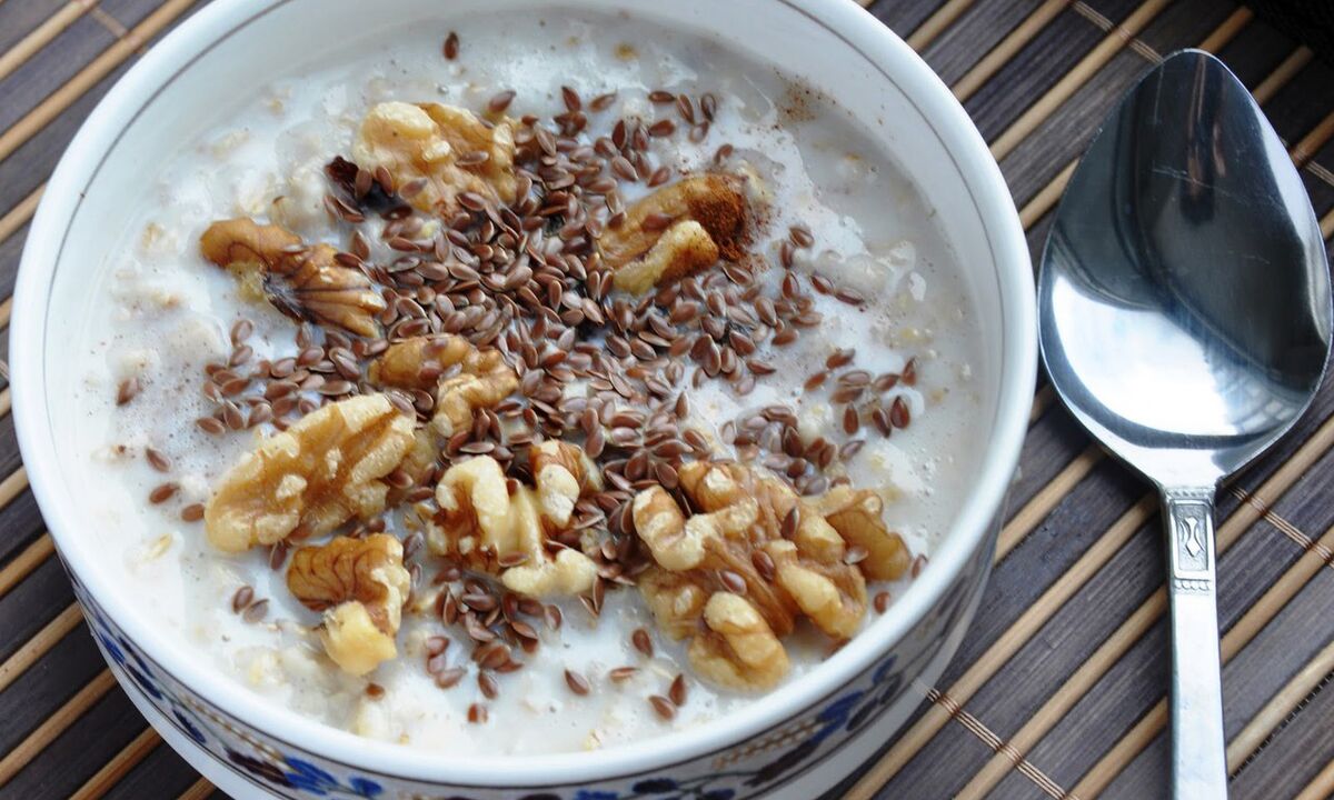 Bouillie de graines de lin au lait - un petit-déjeuner sain dans le régime de perte de poids
